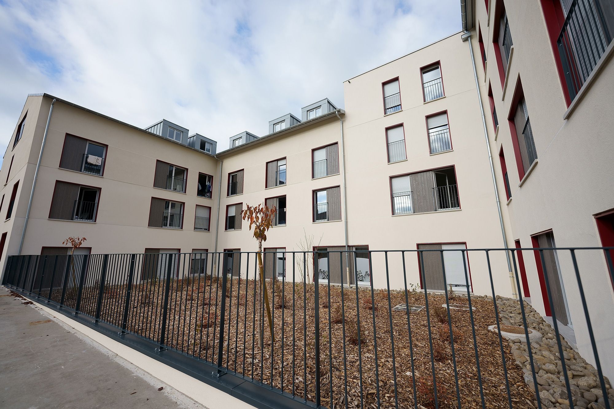 Vue des espaces extérieurs de la résidence Darwin pour jeunes actifs à Aurillac dans le Cantal