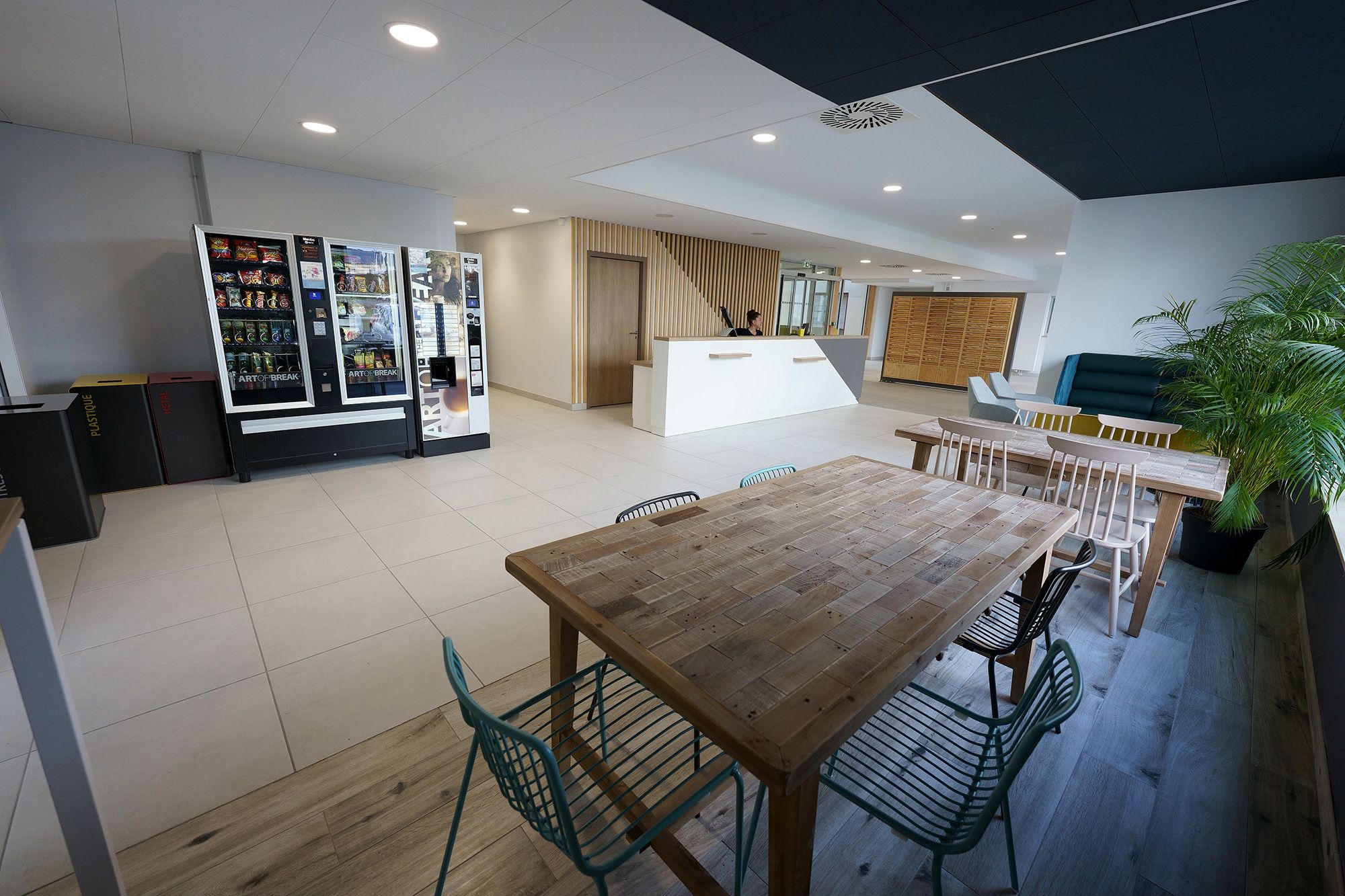 Vue d'ensemble du hall d'accueil et de l'espace détente à la résidence Darwin d'Aurillac dans le Cantal