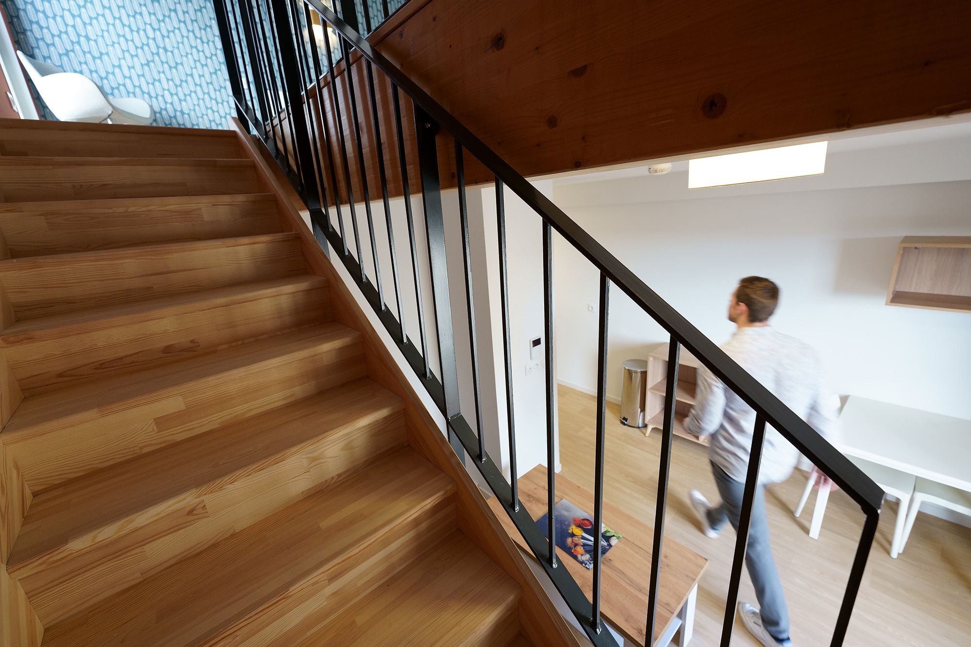 Escalier menant à l'étage du duplex de la résidence Darwin